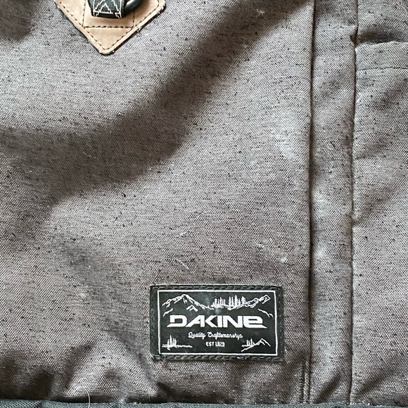 Dakine 25L backpack - Picture 2 of 3